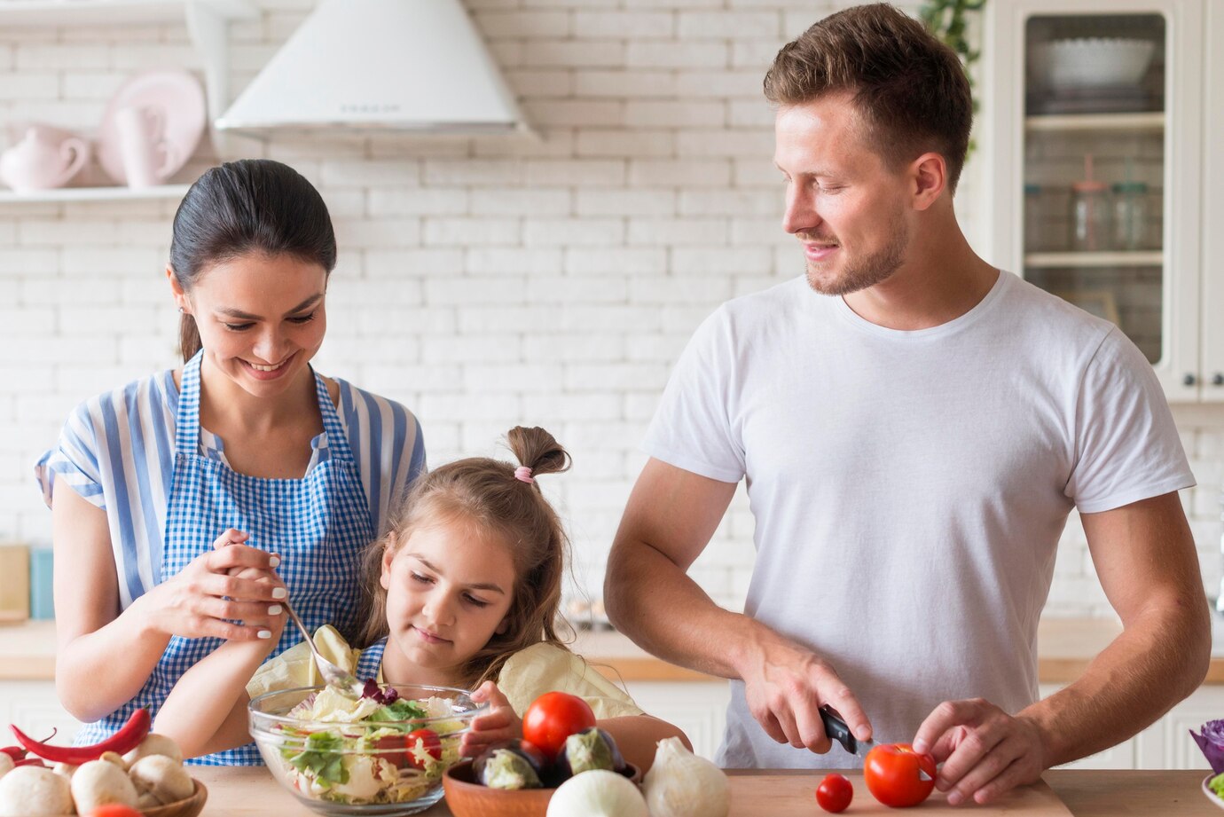 Владимир/Аналитика/Сентябрь-Октябрь24/front-view-happy-family-cooking-together_23-2148625936.jpg