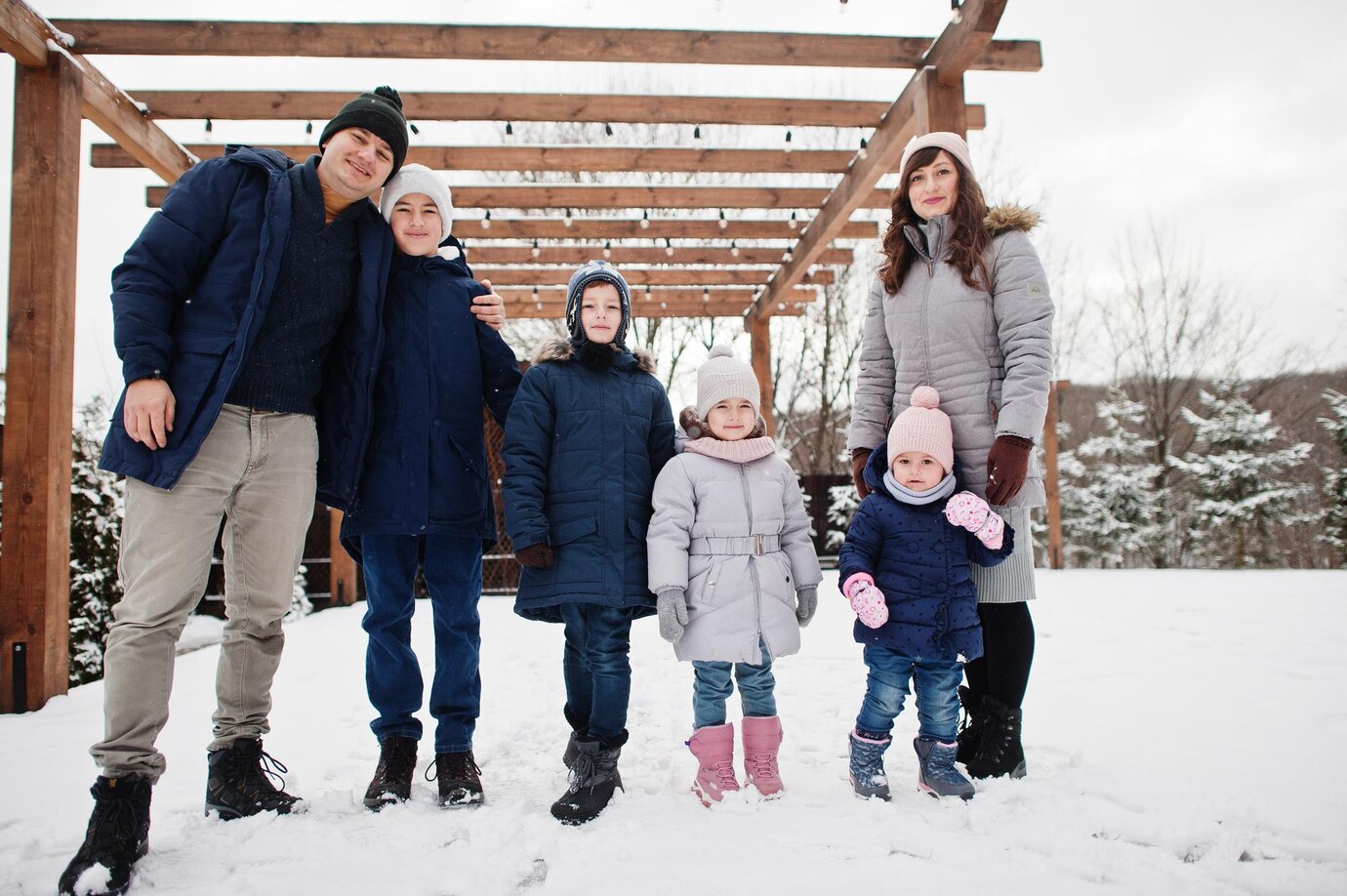 Владимир/Аналитика/Январь-Февраль25/big-young-family-with-four-kids-winter-day_627829-212.jpg