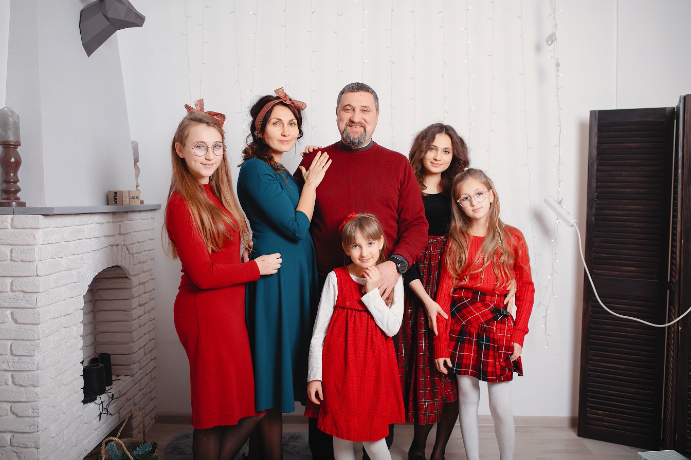 Владимир/Аналитика_Март_24/big-family-with-four-daughters-spend-time-at-home.jpg