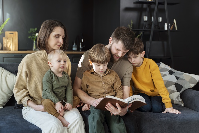 Владимир/Июль24/Август25/hristianskaa-sem-a-srednego-plana-citaet-bibliu.jpg