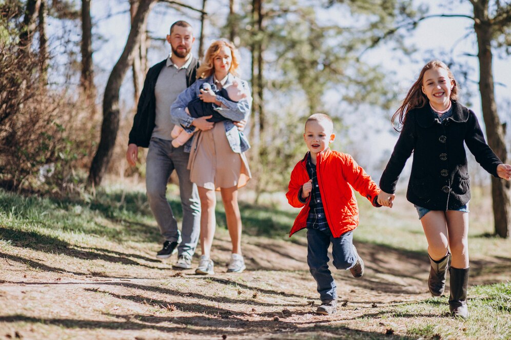Владимир/Июль24/Апрель25/big-family-with-kids-together-forest_1303-21887.jpg