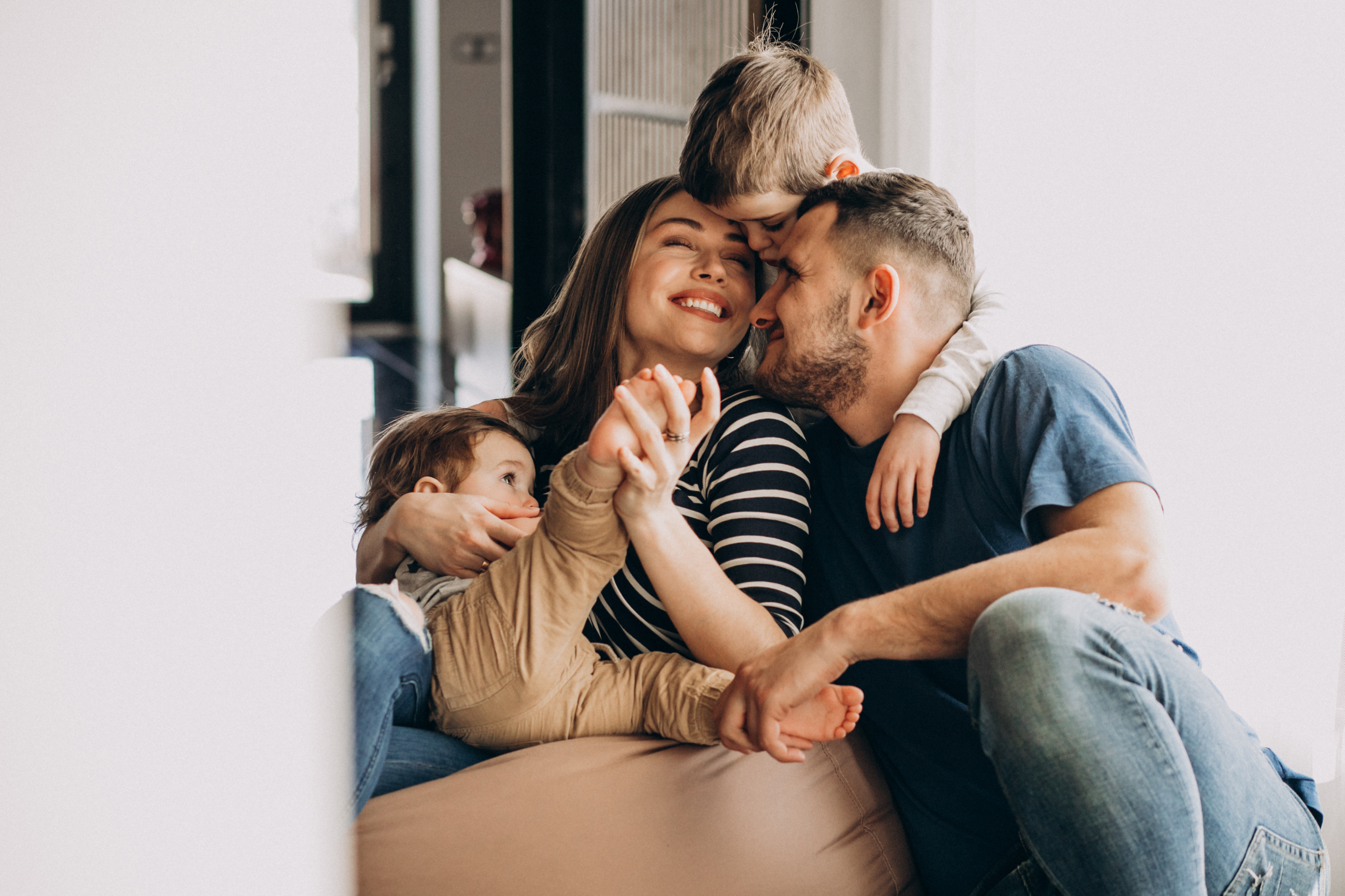Юлия/Аналитика/Архангельский/young-family-with-their-sons-at-home-having-fun.jpg