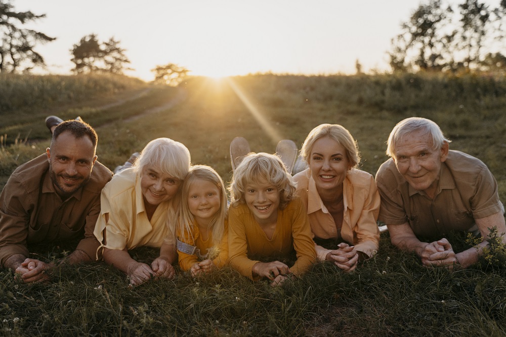 Юлия/Аналитика/Гущо/full-shot-happy-family-on-grass.jpg