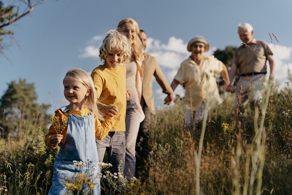 Юлия/Аналитика/Кашепов/medium-shot-happy-family-in-nature.jpg