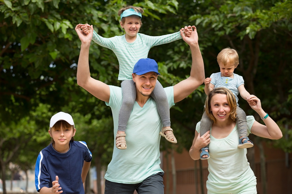 Юлия/Аналитика/Павлюткин/parents-with-kids-outdoor.jpg