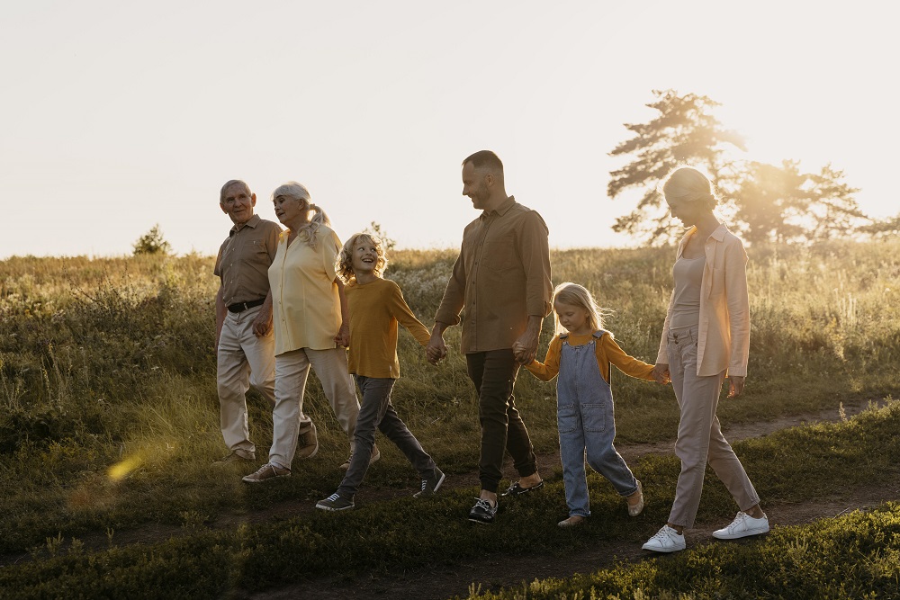 Юлия/Аналитика/Рыбаковский/happy-family-in-nature-full-shot.jpg