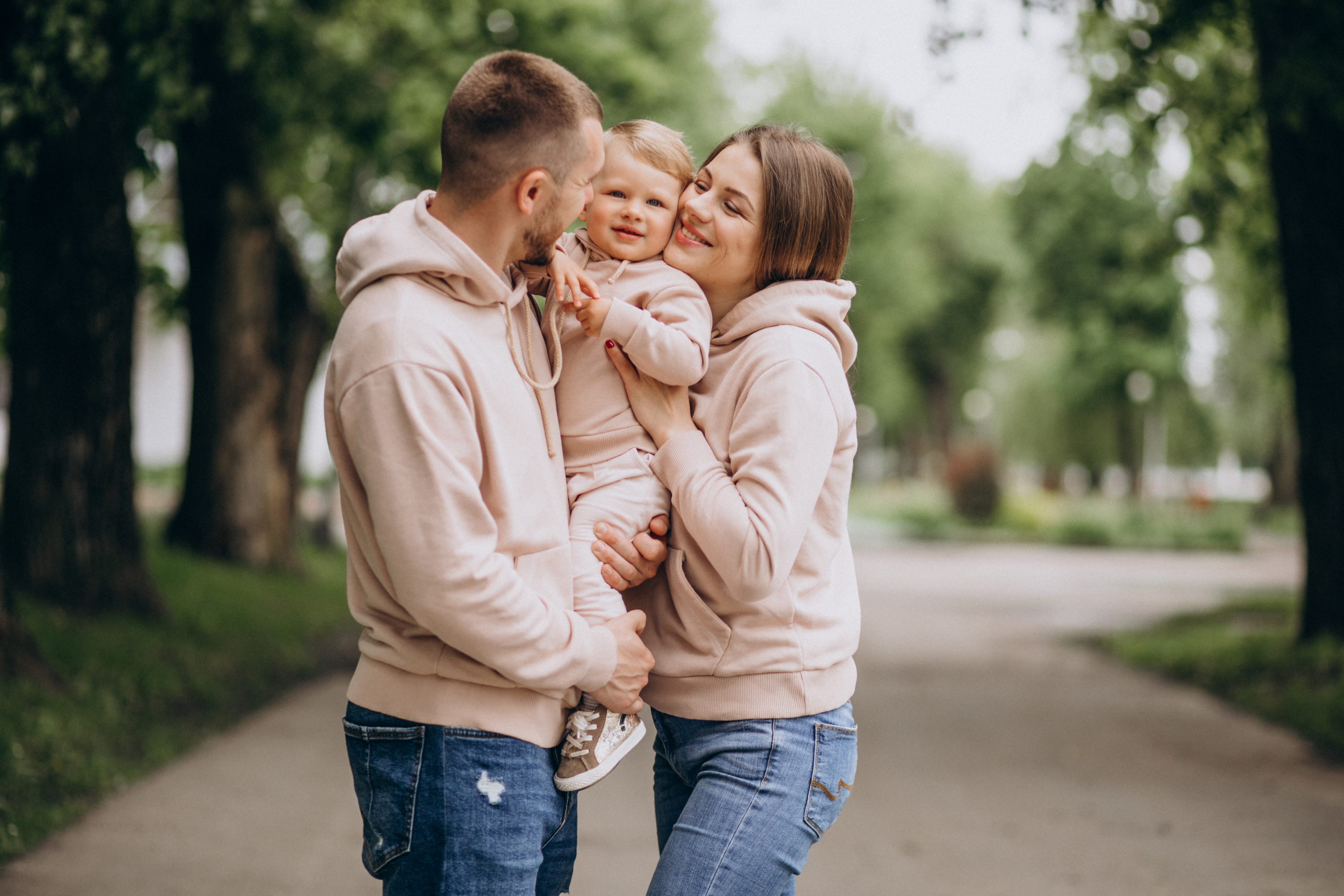 Юлия/Аналитика/Филимонова/young-family-with-their-little-baby-child-in-park.jpg
