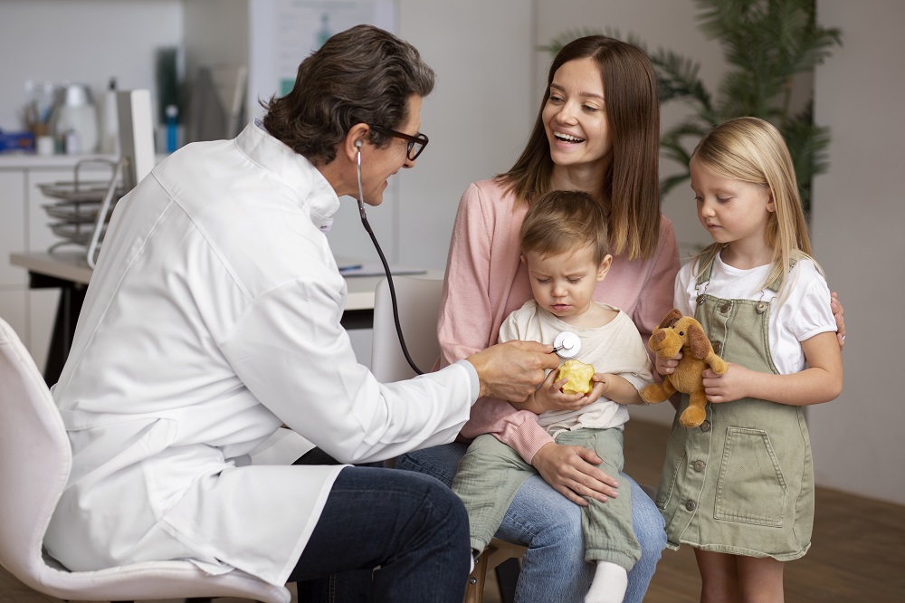 Юлия/Мониторинг/young-mother-with-her-children-at-a-pediatrician-appointment.jpg