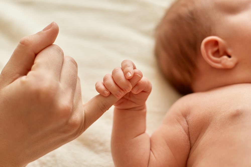 Юлия/Общие/faceless-mother-with-naked-baby-infant-holding-mommy-s-finger-mum-spending-time-with-her-tiny-child-light-background.jpg