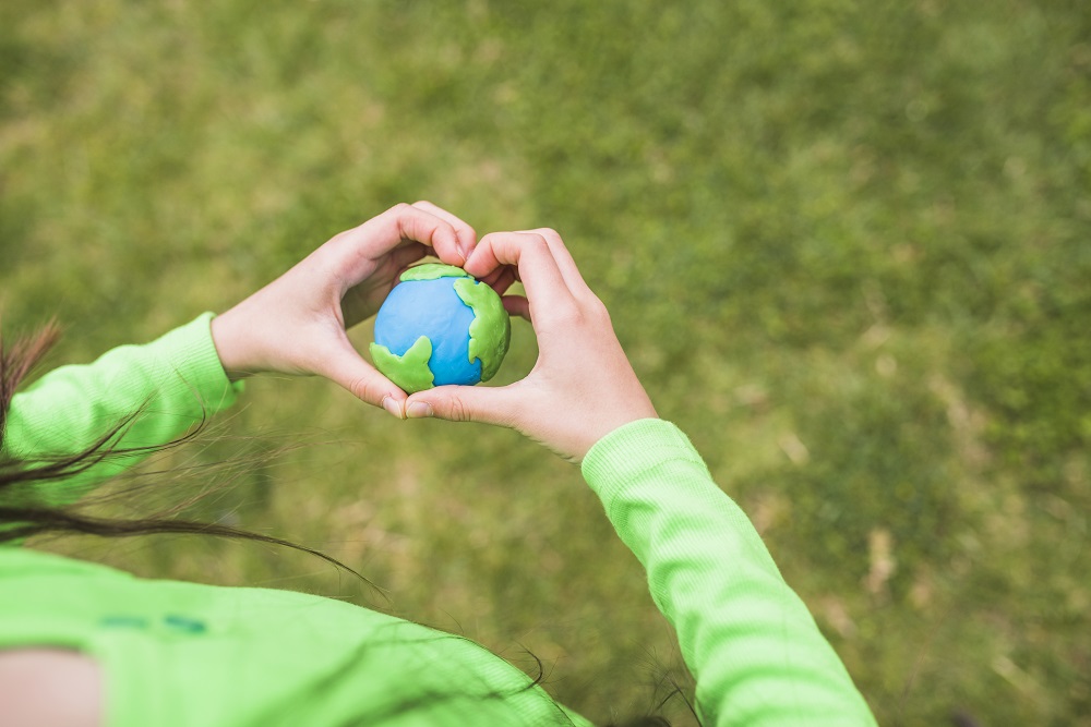 Юлия/замена/heart-shape-hands-surrounds-colorful-plasticine-planet.jpg