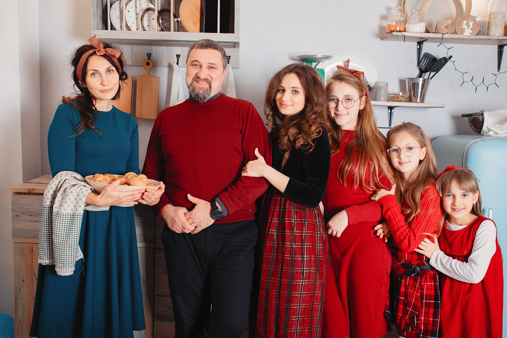 Юлия/ноябрь/big-family-with-four-daughters-spend-time-at-home.jpg
