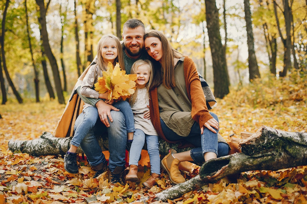Юлия/октябрь/family-with-cute-kids-in-a-autumn-park.jpg